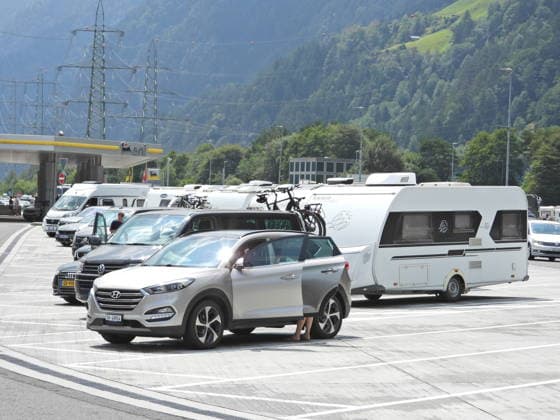 19.07.2026 Schweiz Sonntag ,Ferienbeginn, Sommerferien Bild . Stau vor dem Gotthardtunnel Nordportal.Auszeit auf einer Gotthard Raststaette. *** July 19, 2026, Switzerland, Sunday, start of summer vacation. Photo: Traffic jam in front of the northern portal of the Gotthard Tunnel. Taking a break at a Gotthard rest stop. 