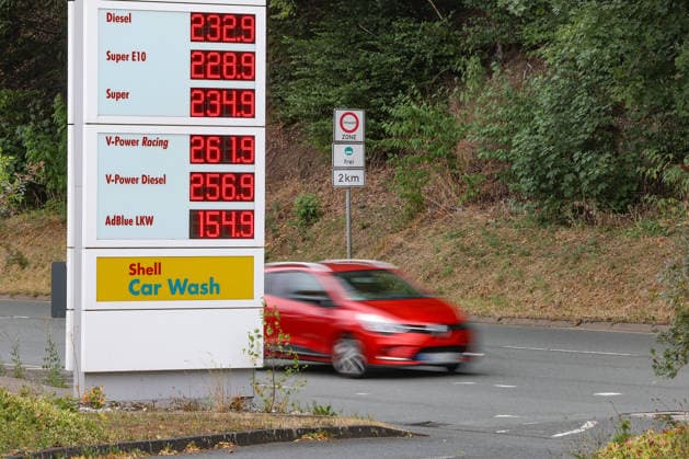Wie ist die weitere Entwicklung der Spritpreise? Die Spritpreise ziehen weiter an. SHELL Tankstelle in Siegen. Die Spritpreise am fruehen (frühen) Nachmittag. Der aktuelle Preis fuer (für) Diesel, Super E10 und Super liegt weit ueber (über) 2 Euro. Tankstelle, Spritpreise am 19.07.2026 in Siegen Deutschland. *** What’s the outlook for fuel prices? Fuel prices continue to rise at a SHELL gas station in Siegen. Fuel prices in the early afternoon. The current price for diesel, Super E10, and Super is well over 2 euros. Gas station, gas prices on July 19, 2026, in Siegen, Germany