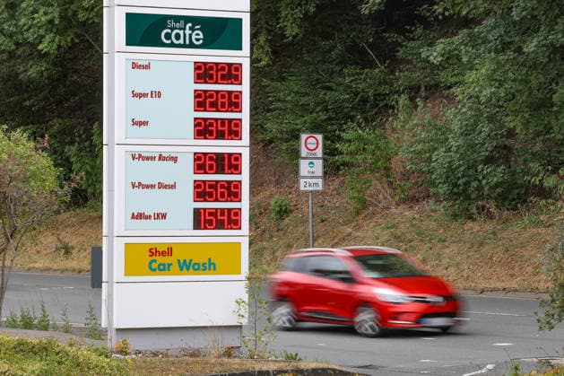 Wie ist die weitere Entwicklung der Spritpreise? Die Spritpreise ziehen weiter an. SHELL Tankstelle in Siegen. Die Spritpreise am fruehen (frühen) Nachmittag. Der aktuelle Preis fuer (für) Diesel, Super E10 und Super liegt weit ueber (über) 2 Euro. Tankstelle, Spritpreise am 19.07.2026 in Siegen Deutschland. *** What’s the outlook for fuel prices? Fuel prices continue to rise at a SHELL gas station in Siegen. Fuel prices in the early afternoon. The current price for diesel, Super E10, and Super is well over 2 euros. Gas station, gas prices on July 19, 2026, in Siegen, Germany