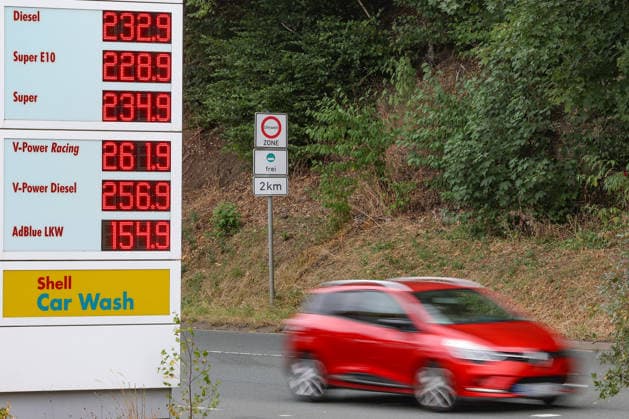 Wie ist die weitere Entwicklung der Spritpreise? Die Spritpreise ziehen weiter an. SHELL Tankstelle in Siegen. Die Spritpreise am fruehen (frühen) Nachmittag. Der aktuelle Preis fuer (für) Diesel, Super E10 und Super liegt weit ueber (über) 2 Euro. Tankstelle, Spritpreise am 19.07.2026 in Siegen Deutschland. *** What’s the outlook for fuel prices? Fuel prices continue to rise at a SHELL gas station in Siegen. Fuel prices in the early afternoon. The current price for diesel, Super E10, and Super is well over 2 euros. Gas station, gas prices on July 19, 2026, in Siegen, Germany