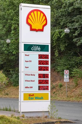 Wie ist die weitere Entwicklung der Spritpreise? Die Spritpreise ziehen weiter an. SHELL Tankstelle in Siegen. Die Spritpreise am fruehen (frühen) Nachmittag. Der aktuelle Preis fuer (für) Diesel, Super E10 und Super liegt weit ueber (über) 2 Euro. Tankstelle, Spritpreise am 19.07.2026 in Siegen Deutschland. *** What’s the outlook for fuel prices? Fuel prices continue to rise at a SHELL gas station in Siegen. Fuel prices in the early afternoon. The current price for diesel, Super E10, and Super is well over 2 euros. Gas station, gas prices on July 19, 2026, in Siegen, Germany