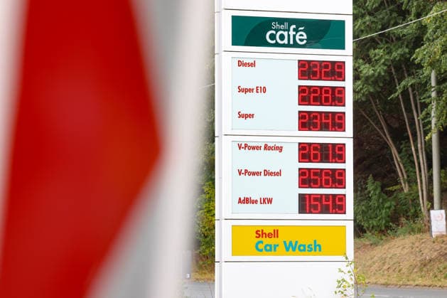 Wie ist die weitere Entwicklung der Spritpreise? Die Spritpreise ziehen weiter an. SHELL Tankstelle in Siegen. Die Spritpreise am fruehen (frühen) Nachmittag. Der aktuelle Preis fuer (für) Diesel, Super E10 und Super liegt weit ueber (über) 2 Euro. Tankstelle, Spritpreise am 19.07.2026 in Siegen Deutschland. *** What’s the outlook for fuel prices? Fuel prices continue to rise at a SHELL gas station in Siegen. Fuel prices in the early afternoon. The current price for diesel, Super E10, and Super is well over 2 euros. Gas station, gas prices on July 19, 2026, in Siegen, Germany