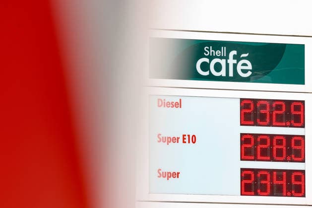 Wie ist die weitere Entwicklung der Spritpreise? Die Spritpreise ziehen weiter an. SHELL Tankstelle in Siegen. Die Spritpreise am fruehen (frühen) Nachmittag. Der aktuelle Preis fuer (für) Diesel, Super E10 und Super liegt weit ueber (über) 2 Euro. Tankstelle, Spritpreise am 19.07.2026 in Siegen Deutschland. *** What’s the outlook for fuel prices? Fuel prices continue to rise at a SHELL gas station in Siegen. Fuel prices in the early afternoon. The current price for diesel, Super E10, and Super is well over 2 euros. Gas station, gas prices on July 19, 2026, in Siegen, Germany