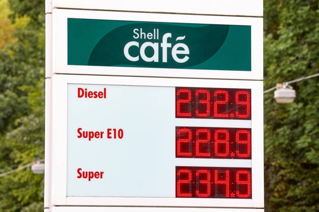 Wie ist die weitere Entwicklung der Spritpreise? Die Spritpreise ziehen weiter an. SHELL Tankstelle in Siegen. Die Spritpreise am fruehen (frühen) Nachmittag. Der aktuelle Preis fuer (für) Diesel, Super E10 und Super liegt weit ueber (über) 2 Euro. Tankstelle, Spritpreise am 19.07.2026 in Siegen Deutschland. *** What’s the outlook for fuel prices? Fuel prices continue to rise at a SHELL gas station in Siegen. Fuel prices in the early afternoon. The current price for diesel, Super E10, and Super is well over 2 euros. Gas station, gas prices on July 19, 2026, in Siegen, Germany