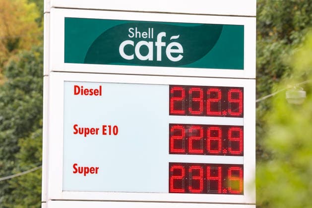 Wie ist die weitere Entwicklung der Spritpreise? Die Spritpreise ziehen weiter an. SHELL Tankstelle in Siegen. Die Spritpreise am fruehen (frühen) Nachmittag. Der aktuelle Preis fuer (für) Diesel, Super E10 und Super liegt weit ueber (über) 2 Euro. Tankstelle, Spritpreise am 19.07.2026 in Siegen Deutschland. *** What’s the outlook for fuel prices? Fuel prices continue to rise at a SHELL gas station in Siegen. Fuel prices in the early afternoon. The current price for diesel, Super E10, and Super is well over 2 euros. Gas station, gas prices on July 19, 2026, in Siegen, Germany