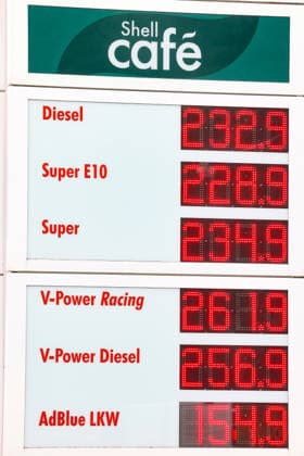 Wie ist die weitere Entwicklung der Spritpreise? Die Spritpreise ziehen weiter an. SHELL Tankstelle in Siegen. Die Spritpreise am fruehen (frühen) Nachmittag. Der aktuelle Preis fuer (für) Diesel, Super E10 und Super liegt weit ueber (über) 2 Euro. Tankstelle, Spritpreise am 19.07.2026 in Siegen Deutschland. *** What’s the outlook for fuel prices? Fuel prices continue to rise at a SHELL gas station in Siegen. Fuel prices in the early afternoon. The current price for diesel, Super E10, and Super is well over 2 euros. Gas station, gas prices on July 19, 2026, in Siegen, Germany