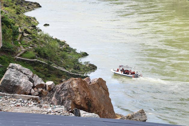 (260719) -- CHONGQING, July 19, 2026 -- Rescuers work at the site of a mountain collapse in Pengshui Miao and Tujia Autonomous County of Chongqing, southwest China, July 19, 2026. A rainfall-induced mountain collapse occurred at 9:08 a.m. on Friday in the Hanjia sub-district of Pengshui, burying more than 10 residential buildings, while leaving some local residents trapped and unaccounted for. China activated a Level-II national emergency response for geological disasters. Multiple rescue forces including emergency response, fire control and public security rushed to the scene and launched full-scale search and rescue operations, while local residents also volunteered to take part in the rescue efforts. ) CHINA-CHONGQING-PENGSHUI-MOUNTA 