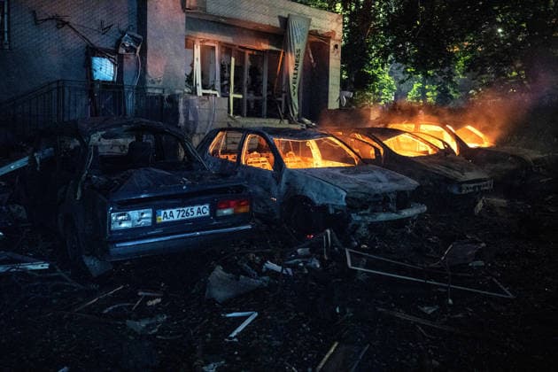 Russian army attacks Kyiv with ballistic missiles Cars burn in the Solomianskyi district after a Russian attack on Kyiv, Ukraine, July 19, 2026. The Russian army launched a massive strike on the Ukrainian capital with ballistic missiles. According to preliminary data from the State Emergency Service of Ukraine, one person was killed and 15 were injured. Falling debris and fires were reported in five districts of the city, while an underpass near the Lukianivska metro station sustained a direct hit., Credit:Danylo Antoniuk Ukrinform Avalon Ukraine, Kyiv  Copyright: xDanyloxAntoniukx xUkrinformx xAvalonx 1117336974
