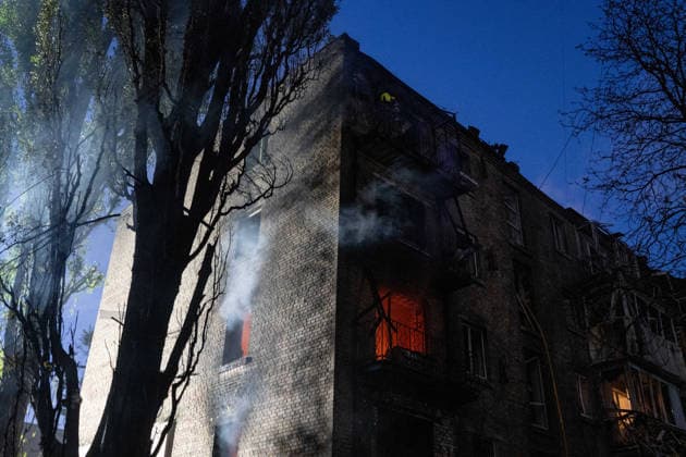 Russian army attacks Kyiv with ballistic missiles A fire rages in a five-storey apartment block in the Solomianskyi district damaged by a Russian attack on Kyiv, Ukraine, July 19, 2026. The Russian army launched a massive strike on the Ukrainian capital with ballistic missiles. According to preliminary data from the State Emergency Service of Ukraine, one person was killed and 15 were injured. Falling debris and fires were reported in five districts of the city, while an underpass near the Lukianivska metro station sustained a direct hit., Credit:Danylo Antoniuk Ukrinform Avalon Ukraine, Kyiv  Copyright: xDanyloxAntoniukx xUkrinformx xAvalonx 1117337112