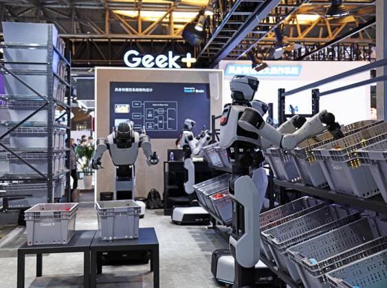 (260719) -- SHANGHAI, July 19, 2026 -- Humanoid robots demonstrate picking and sorting abilities during the 2026 World AI Conference and High-Level Meeting on Global AI Governance in Shanghai, east China, July 19, 2026. The event scheduled from Friday to Monday showcases exhibitions of a number of AI agent hardware and system products, highlighting the transition of next-generation AI from a tool to an intelligent partner, empowering various industries and everyday life. ) CHINA-SHANGHAI-WORLD AI CONFERENCE-AI PRODUCTS (CN) LiuxYing 