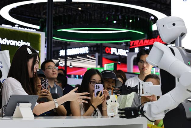 (260719) -- SHANGHAI, July 19, 2026 -- Visitors experience services provided by a robot during the 2026 World AI Conference and High-Level Meeting on Global AI Governance in Shanghai, east China, July 19, 2026. The event scheduled from Friday to Monday showcases exhibitions of a number of AI agent hardware and system products, highlighting the transition of next-generation AI from a tool to an intelligent partner, empowering various industries and everyday life. ) CHINA-SHANGHAI-WORLD AI CONFERENCE-AI PRODUCTS (CN) FangxZhe 