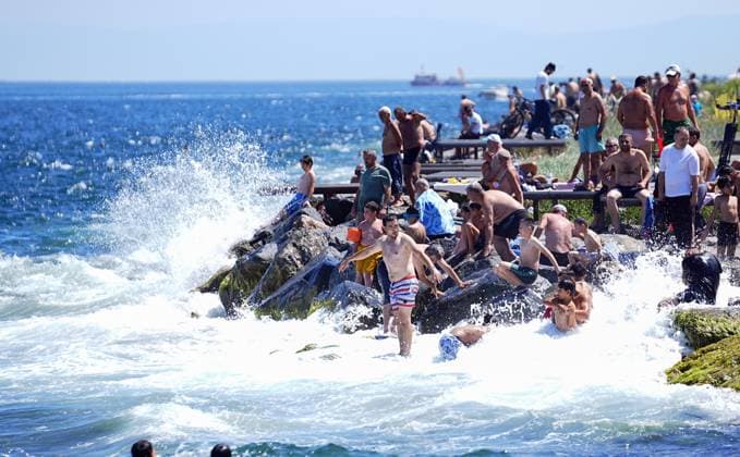 Citizens cool off at Sarayburnu coast amid summer heatwave in Istanbul ISTANBUL, TURKIYE - JULY 19: People cool off by swimming in the sea at Sarayburnu coast to escape the sweltering hot weather in Istanbul, Turkiye on July 19, 2026. Esra Bilgin Anadolu Istanbul Turkey. Editorial use only. Please get in touch for any other usage.  Copyright: x2026xAnadoluxEsraxBilginx