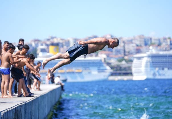 News Themen der Woche KW29 Citizens cool off at Sarayburnu coast amid summer heatwave in Istanbul ISTANBUL, TURKIYE - JULY 19: People cool off by swimming in the sea at Sarayburnu coast to escape the sweltering hot weather in Istanbul, Turkiye on July 19, 2026. Esra Bilgin Anadolu Istanbul Turkey. Editorial use only. Please get in touch for any other usage.  Copyright: x2026xAnadoluxEsraxBilginx