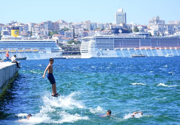 Citizens cool off at Sarayburnu coast amid summer heatwave in Istanbul ISTANBUL, TURKIYE - JULY 19: People cool off by swimming in the sea at Sarayburnu coast to escape the sweltering hot weather in Istanbul, Turkiye on July 19, 2026. Esra Bilgin Anadolu Istanbul Turkey. Editorial use only. Please get in touch for any other usage.  Copyright: x2026xAnadoluxEsraxBilginx