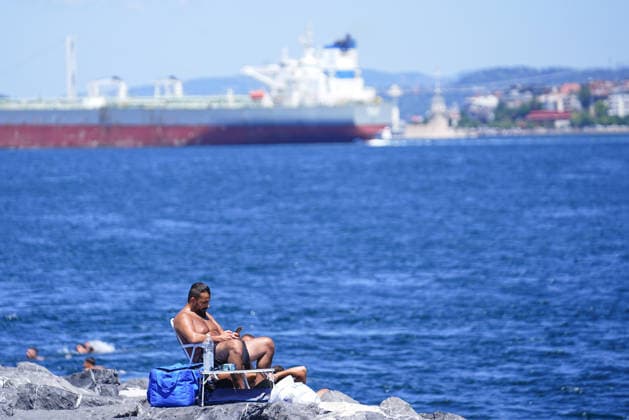 Citizens cool off at Sarayburnu coast amid summer heatwave in Istanbul ISTANBUL, TURKIYE - JULY 19: People cool off by swimming in the sea at Sarayburnu coast to escape the sweltering hot weather in Istanbul, Turkiye on July 19, 2026. Esra Bilgin Anadolu Istanbul Turkey. Editorial use only. Please get in touch for any other usage.  Copyright: x2026xAnadoluxEsraxBilginx