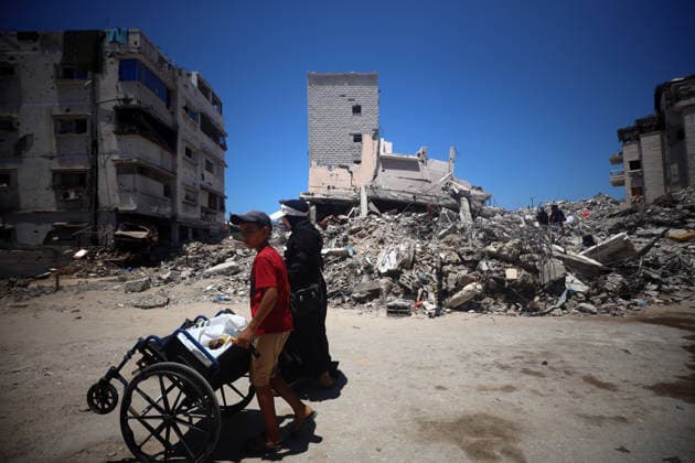 Aftermath of Israeli Airstrike In Gaza Palestinians walk past destroyed buildings in Gaza City, Gaza, on July 19, 2026. Gaza remains subject to daily violence despite a formal ceasefire in place since October, with both the Israeli military and Hamas accusing one another of violating the truce. Gaza Palestine  Copyright: xMajdixFathix originalFilename: fathi-notitle260719_npnSO.jpg