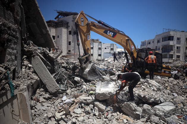Aftermath of Israeli Airstrike In Gaza An excavator clears debris as civil defence teams search for the bodies of the Al-Hasayna family under the rubble of their home, which was destroyed by Israeli forces in December 2023, in Gaza City on July 19, 2026. Gaza remains subject to daily violence despite a formal ceasefire in place since October, with both the Israeli military and Hamas accusing one another of violating the truce. Gaza Palestine  Copyright: xMajdixFathix originalFilename: fathi-notitle260719_npvyd.jpg