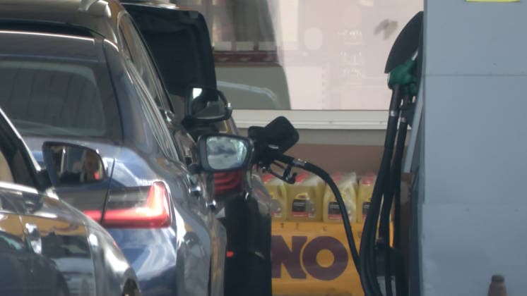 Tanktourismus in Tschechien Ð Sprit bis zu 80 Cent je Liter billiger Aktuell läuft der Tanktourismus auf Höchstform auf. Auf Grund des Iran-Kriegs stieg der Ölpreis. Autofahrer merkten dies vor allem an den Zapfsäulen in Deutschland. Deutlich über 2,30 Euro kostet der Liter Diesel in Deutschland. Der Tanktourismus boomt dadurch. An den günstigeren Tankstellen kostet der Liter Diesel 1,55 Euro, der Liter Benzin nur 1,63 Euro. Das sind aktuell bis zu 80 Cent Unterschied. Das macht sich deutlich in der Geldbörse bemerkbar. Tanktouristen nahmen dabei eine weite Anreise in Kauf, kamen u.a. aus Leipzig. Tschechien hat auf Grund einer gesetzlichen Regelung aktuell mitunter die günstigsten Benzinpreise in Mitteleuropa. Autofahrer mussten in Spitzen