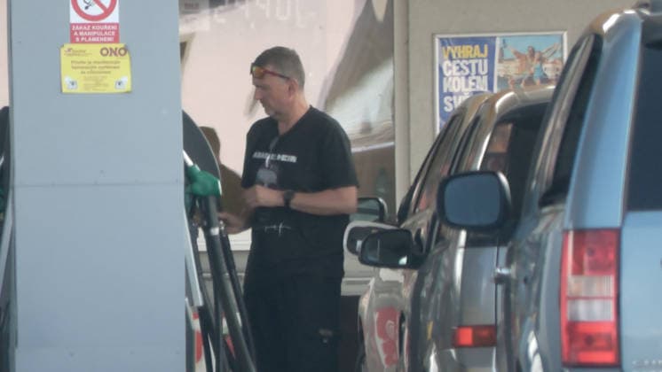 Tanktourismus in Tschechien Ð Sprit bis zu 80 Cent je Liter billiger Aktuell läuft der Tanktourismus auf Höchstform auf. Auf Grund des Iran-Kriegs stieg der Ölpreis. Autofahrer merkten dies vor allem an den Zapfsäulen in Deutschland. Deutlich über 2,30 Euro kostet der Liter Diesel in Deutschland. Der Tanktourismus boomt dadurch. An den günstigeren Tankstellen kostet der Liter Diesel 1,55 Euro, der Liter Benzin nur 1,63 Euro. Das sind aktuell bis zu 80 Cent Unterschied. Das macht sich deutlich in der Geldbörse bemerkbar. Tanktouristen nahmen dabei eine weite Anreise in Kauf, kamen u.a. aus Leipzig. Tschechien hat auf Grund einer gesetzlichen Regelung aktuell mitunter die günstigsten Benzinpreise in Mitteleuropa. Autofahrer mussten in Spitzen