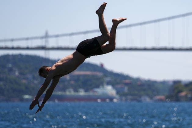 People cool off at Emirgan coast amid summer heatwave in Istanbul ISTANBUL, TURKIYE - JULY 19: People swim and cool off in the waters of the Bosporus at the Emirgan coast in the Sariyer district of Istanbul, Turkiye, on July 19, 2026. Choked by sweltering summer temperatures hitting the city, locals and visitors flocked to the coastal parks and beaches to seek relief from the intense heat wave. Arife Karakum Anadolu Istanbul Turkey. Editorial use only. Please get in touch for any other usage.  Copyright: x2026xAnadoluxArifexKarakumx