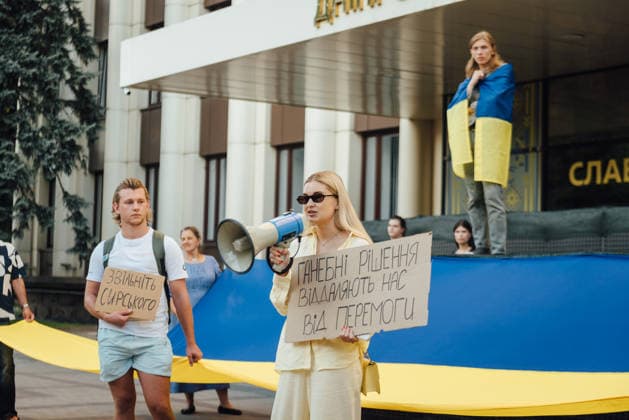 July 18, 2026, Dnipro, Dnipropetrovsk Oblast, Ukraine: Demonstrators holding banners rallied to protest the resignation of Ukrainian Defence Minister Mykhailo Fedorov. After President Zelenskyy announced a government reshuffle on July 12, Defence Minister Mykhailo Fedorov resigned on July 15. His departure triggered nationwide protests, with crowds urging the President to keep Fedorov in office. Dnipro Ukraine - ZUMAp259 20260718_zip_p259_018 Copyright: xDenxPolyakovx