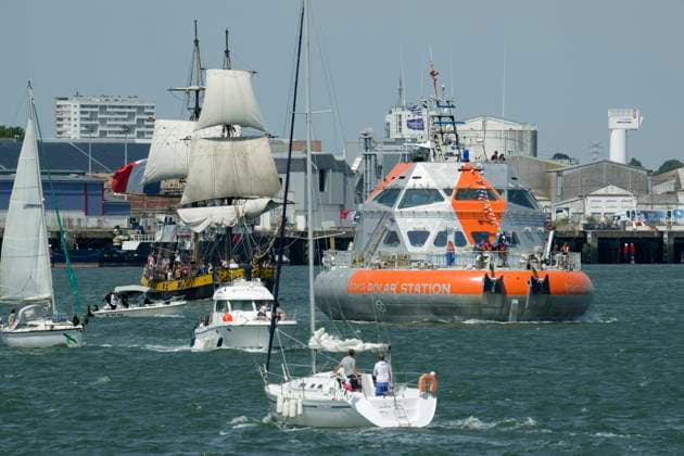 News Themen der Woche KW29 DEPARTURE FROM THE TARA POLAR STATION IN LORIENT PHOTOPQR WEST FRANCE Thierry Creux Lorient July 19, 2026 Lorient, Morbihan, July 19, 2026 Departure from the Tara Polar Station at the Quai du Péristyle in Lorient, heading for Norwayto pick up equipment; then, in early September, it will land on the Arctic ice for its first mission to study the waters and the atmosphere, serving as a permanent observatory until the end of 2027. About ten expeditions will follow. Two teams will take turns—one for the winter (8 months), 9 months, and one for the summer. Photo by Thierry Creux, Ouest France. Lorient, France, July 19, 2026. The Tara Polar Station prepares to depart on its first Arctic mission. The drifting research platform will spend about 18  Copyright: xPHOTOPQR OUESTxFRANCE MAXPPPxThierryxCreuxx 20260719OFR8336 20260719OFR8336