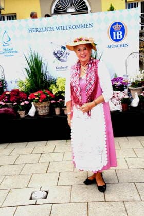 Elisabeth Polaczy Teufelsrad Oktoberfest Inhaberin Muenchen 19.07.2026 Englischer Garten am Chinesischen Turm Kocherlball Beginn 6.00 UHR Foto Muenchen *** Elisabeth Polaczy, owner of the Teufelsrad Oktoberfest, Munich, July 19, 2026, English Garden near the Chinese Tower, Kocherlball, starts at 6:00 a.m., photo: Munich