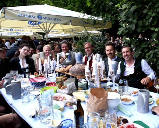 Besucher Muenchen 19.07.2026 Englischer Garten am Chinesischen Turm Kocherlball Beginn 6.00 UHR Foto Muenchen *** Visitor to Munich, July 19, 2026, English Garden at the Chinese Tower, Kocherlball, starts at 6:00 a.m., photo of Munich