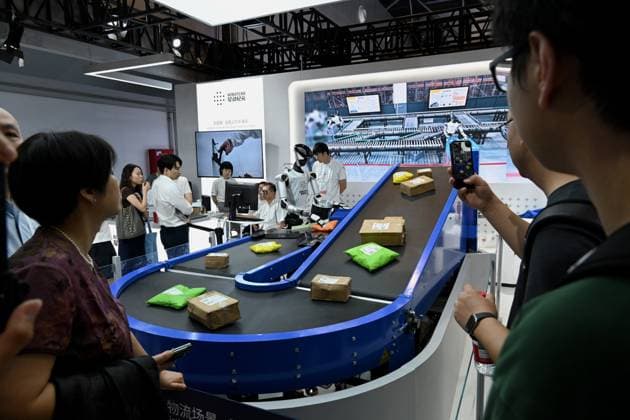 News Themen der Woche KW29 (260719) -- SHANGHAI, July 19, 2026 -- A robot sorts out packages during the 2026 World AI Conference in Shanghai, east China, July 19, 2026. The ongoing 2026 World AI Conference turns out to be a highly competitive arena for general embodied AI products from more than 200 providers. It refers to a general-purpose intelligence system that enables robots to perform variable tasks and adapt to different application scenarios. ) CHINA-SHANGHAI-WORLD AI CONFERENCE-GENERAL EMBODIED AI (CN) HuangxXiaoyong 