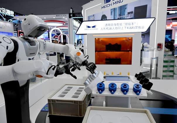 (260719) -- SHANGHAI, July 19, 2026 -- A robot demonstrates precision operation during the 2026 World AI Conference in Shanghai, east China, July 19, 2026. The ongoing 2026 World AI Conference turns out to be a highly competitive arena for general embodied AI products from more than 200 providers. It refers to a general-purpose intelligence system that enables robots to perform variable tasks and adapt to different application scenarios. ) CHINA-SHANGHAI-WORLD AI CONFERENCE-GENERAL EMBODIED AI (CN) HuangxXiaoyong 