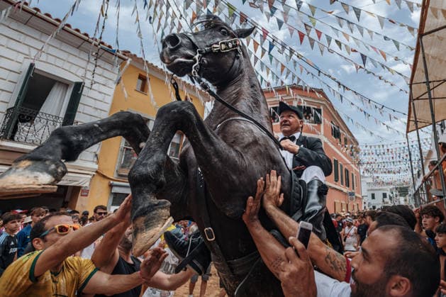 News Themen der Woche KW29 July 19, 2026, Es Mercadal, Menorca Balearic Islands, Spain: A caixer, or horse rider, rears his horse amid a cheering crowd during the traditional Jaleo at the Sant MartoÂ­ Festival in Es Mercadal. Es Mercadal Spain - ZUMAo105 20260719_fap_o105_029 Copyright: xMatthiasxOesterlex