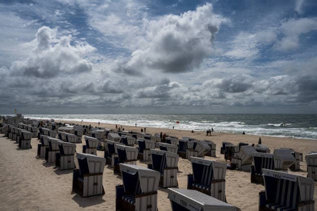 Sommer in Westerland auf Sylt 19.07.2026, Westerland --- Strandkörbe stehen am Hauptstrand von Westerland auf Sylt unter einem wechselhaft bewölkten Himmel. Urlauber genießen den Aufenthalt an der Nordsee. Westerland Schleswig-Holstein Deutschland *** Summer in Westerland on Sylt, July 19, 2026. Beach chairs line the main beach in Westerland on Sylt under a partly cloudy sky. Vacationers are enjoying their stay by the North Sea. Westerland, Schleswig-Holstein, Germany
