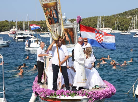 Traditional return of Gospa od Kapelice to shrine in Rogoznica Believers take part in the traditional return of the Marian image Gospa od Kapelice to its shrine on the Gradina peninsula in Rogoznica, Croatia, on July 19, 2026, after the image spent time in the parish church. The image is carried in a procession by sea and land, accompanied by worshippers, swimmers and boats.  DuskoxJaramaz PIXSELL