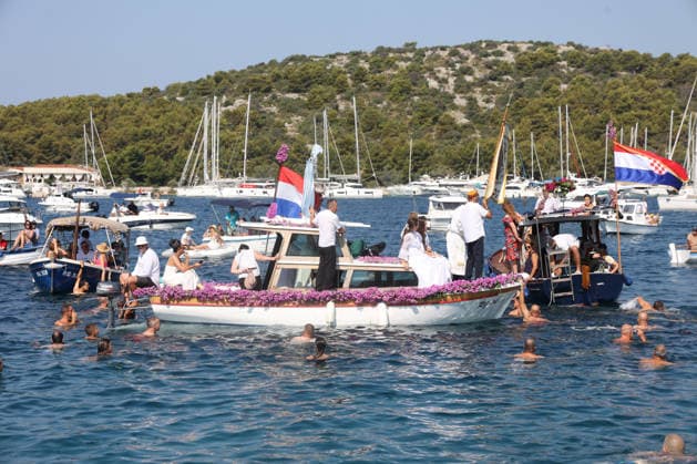 News Themen der Woche KW29 Traditional return of Gospa od Kapelice to shrine in Rogoznica Believers take part in the traditional return of the Marian image Gospa od Kapelice to its shrine on the Gradina peninsula in Rogoznica, Croatia, on July 19, 2026, after the image spent time in the parish church. The image is carried in a procession by sea and land, accompanied by worshippers, swimmers and boats.  DuskoxJaramaz PIXSELL