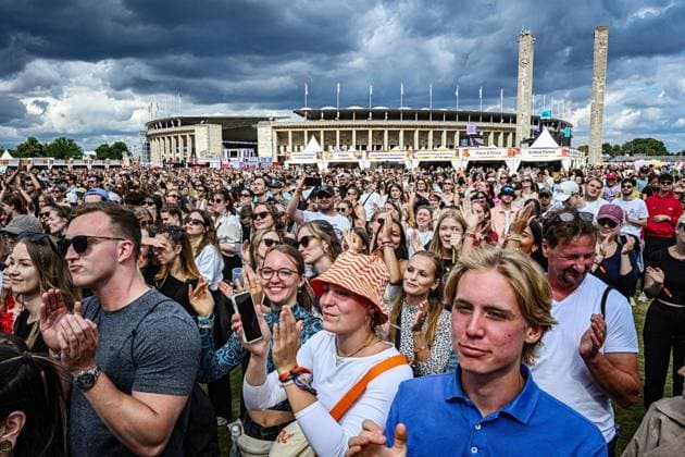 Lollapalooza Festival Berlin - Tag 2 ** NUR FÜR REDAKTIONELLE ZWECKE ** EDITORIAL USE ONLY **<p>Lollapalooza Festival Berlin - Tag 2 Besucher feiern auf dem Außengelände des Lollapalooza Festival in Berlin Am zweiten Tag treten unter anderem Künstler wie Lewis Capaldi, Lorde und Zartmann auf. Das populäre US-Festival, bestehend seit 1991, feierte 2015 auf dem Tempelhofer Feld in Berlin Europa-Premiere. Seit 2018 findet es auf dem Berliner Olympiagelände statt, fotografiert am 19.07.2026 in Berlin. Berlin Berlin Berlin Copyright: MaurizioxGambarini *** Lollapalooza Festival Berlin Day 2 ** FOR EDITORIAL USE ONLY ** EDITORIAL USE ONLY ** p Lollapalooza Festival Berlin Day 2 Visitors celebrate on the outdoor grounds of the Lollapalooza F Copyright: MaurizioxGambarini doc86sb5tbzvl041fzyrgq ,EDITORIAL USE ONLY