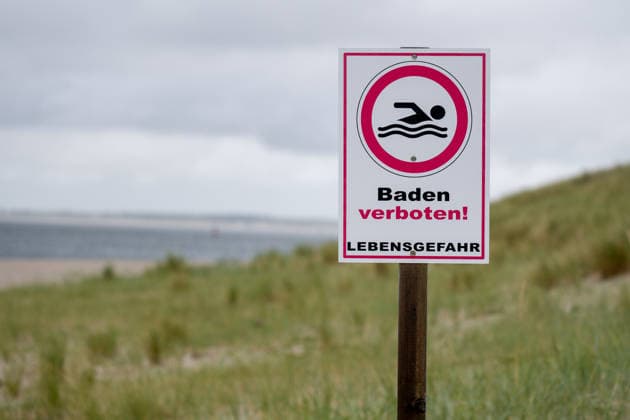 Hörnum auf Sylt 19.07.2026, Hörnum --- Ein Hinweisschild weist auf ein Badeverbot an einem Strandabschnitt bei Hörnum auf Sylt hin. Der Küstenbereich unterliegt besonderen Schutz- und Sicherheitsregeln. Hörnum Schleswig-Holstein Deutschland *** Hörnum on Sylt, July 19, 2026. Hörnum: A sign indicates that swimming is prohibited on a section of the beach near Hörnum on Sylt. The coastal area is subject to special protection and safety regulations. Hörnum, Schleswig-Holstein, Germany