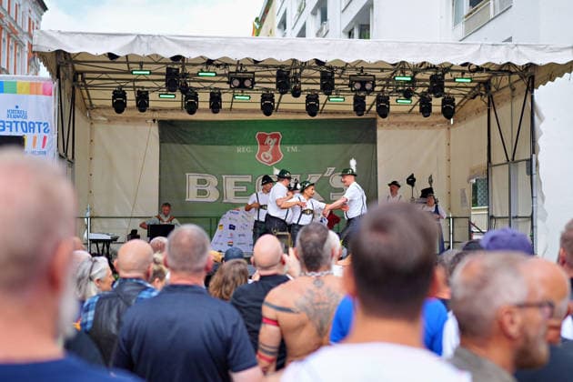 Berlin,18.07.2026,zum 32. Mal lädt der Regenbogenfonds e.V. dieses Jahr zum Lesbisch-schwulen Stadtfest ein, mitten im legendären Regenbogenkiez rund um den Nollendorfplatz in Berlin-Schöneberg. *** Berlin, July 18, 2026—For the 32nd time, the Regenbogenfonds e.V. is hosting this year’s Lesbian and Gay City Festival in the heart of the legendary Rainbow Neighborhood around Nollendorfplatz in Berlin-Schöneberg.