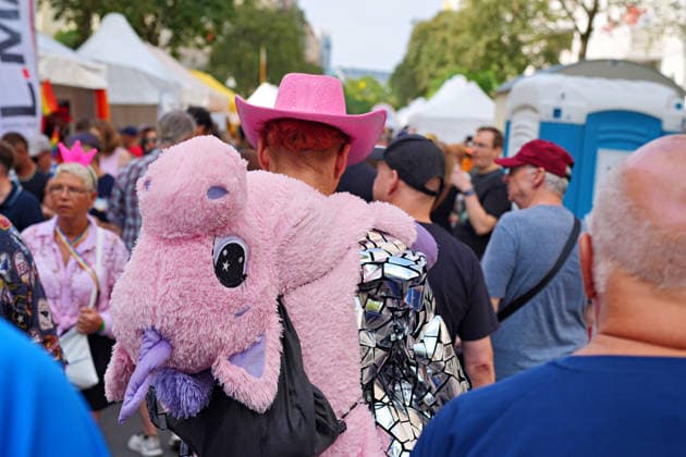 Berlin,18.07.2026,zum 32. Mal lädt der Regenbogenfonds e.V. dieses Jahr zum Lesbisch-schwulen Stadtfest ein, mitten im legendären Regenbogenkiez rund um den Nollendorfplatz in Berlin-Schöneberg. *** Berlin, July 18, 2026—For the 32nd time, the Regenbogenfonds e.V. is hosting this year’s Lesbian and Gay City Festival in the heart of the legendary Rainbow Neighborhood around Nollendorfplatz in Berlin-Schöneberg.