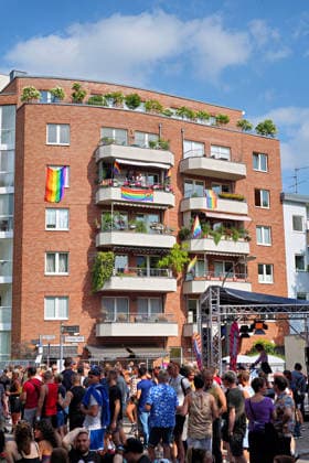 Berlin,18.07.2026,zum 32. Mal lädt der Regenbogenfonds e.V. dieses Jahr zum Lesbisch-schwulen Stadtfest ein, mitten im legendären Regenbogenkiez rund um den Nollendorfplatz in Berlin-Schöneberg. *** Berlin, July 18, 2026—For the 32nd time, the Regenbogenfonds e.V. is hosting this year’s Lesbian and Gay City Festival in the heart of the legendary Rainbow Neighborhood around Nollendorfplatz in Berlin-Schöneberg.
