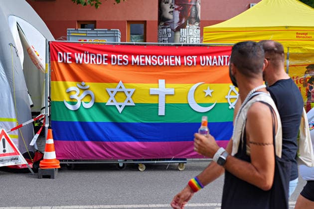 Berlin,18.07.2026,zum 32. Mal lädt der Regenbogenfonds e.V. dieses Jahr zum Lesbisch-schwulen Stadtfest ein, mitten im legendären Regenbogenkiez rund um den Nollendorfplatz in Berlin-Schöneberg. *** Berlin, July 18, 2026—For the 32nd time, the Regenbogenfonds e.V. is hosting this year’s Lesbian and Gay City Festival in the heart of the legendary Rainbow Neighborhood around Nollendorfplatz in Berlin-Schöneberg.