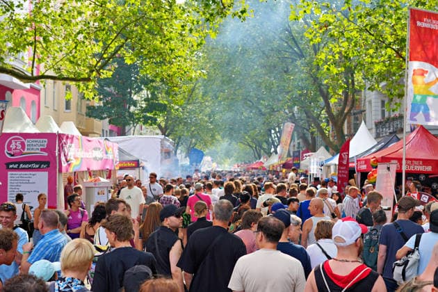 Berlin,18.07.2026,zum 32. Mal lädt der Regenbogenfonds e.V. dieses Jahr zum Lesbisch-schwulen Stadtfest ein, mitten im legendären Regenbogenkiez rund um den Nollendorfplatz in Berlin-Schöneberg. *** Berlin, July 18, 2026—For the 32nd time, the Regenbogenfonds e.V. is hosting this year’s Lesbian and Gay City Festival in the heart of the legendary Rainbow Neighborhood around Nollendorfplatz in Berlin-Schöneberg.