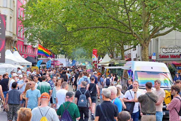 Berlin,18.07.2026,zum 32. Mal lädt der Regenbogenfonds e.V. dieses Jahr zum Lesbisch-schwulen Stadtfest ein, mitten im legendären Regenbogenkiez rund um den Nollendorfplatz in Berlin-Schöneberg. *** Berlin, July 18, 2026—For the 32nd time, the Regenbogenfonds e.V. is hosting this year’s Lesbian and Gay City Festival in the heart of the legendary Rainbow Neighborhood around Nollendorfplatz in Berlin-Schöneberg.