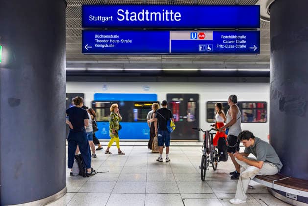 S-Bahn am Bahnsteig mit Fahrgästen. Haltestelle Stadtmitte. 17.07.2026, Stuttgart, Baden-Württemberg, Deutschland *** S-Bahn train at the platform with passengers; Stadtmitte station, July 17, 2026, Stuttgart, Baden-Württemberg, Germany