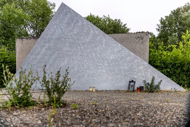 Gedenkstätte Hailfingen-Tailfingen. Das KZ-Außenlager Hailfingen-Tailfingen Hailfingen war von November 1944 bis Februar 1945 als Arbeitslager eine Außenstelle des KZ Natzweiler-Struthof. Für den Bau eines Nachtjägerflugplatz wurden Zwangsarbeiter, Kriegsgefangene und auch 601 jüdische Häftlinge eingesetzt. Aufgrund der katastrophalen Arbeits- und Lebensbedingungen starben dort nachweislich mindestens 189 Menschen. Vom Konzentrationslager existieren heute keine Spuren mehr. Dort befindet sich heute der Sportplatz des TSV Tailfingen. 17.07.2026, Rottenburg am Neckar, Baden-Württemberg, Deutschland *** Hailfingen-Tailfingen Memorial Site: The Hailfingen-Tailfingen Concentration Camp Satellite Camp. From November 1944 to February 19