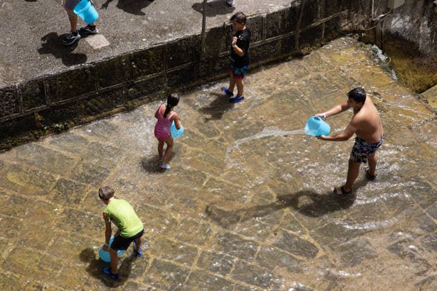 La Chiena traditional summer war with water in Italy CAMPAGNA, ITALY - JULY 19: People throw buckets of water at each other during the event called La Chiena , one of the most characteristic traditions of Campagna, near Salerno, Italy on July 19, 2026. During the summer, the waters of the Tenza River are diverted through an ancient artificial canal and made to flow along the streets of the historic center. This custom was born centuries ago with the aim of cleaning the streets from dust and waste. Iso Ekle Anadolu Campania Italy. Editorial use only. Please get in touch for any other usage.  Copyright: x2026xAnadoluxIsoxEklex