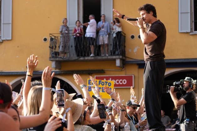 19.07.2026, Locarno, Piazza Grande, Moon and Stars 2026 Locarno: Wincent Weiss, Wincent Weiss (lead vocals) interacting with the fans Locarno Piazza Grande Ticino Switzerland *** July 19, 2026, Locarno, Piazza Grande, Moon and Stars 2026 Locarno Wincent Weiss, Wincent Weiss on lead vocals interacting with the fans at Piazza Grande in Locarno, Ticino, Switzerland Copyright: xJustPictures.ch FrancescoxMinghettix 1080251210st
