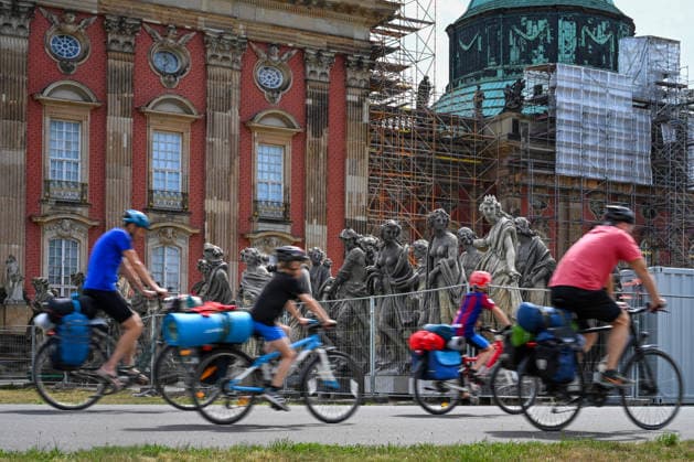 Tourismus Weltkulturerbe Architektur Ferienzeit 20.01.2026 Potsdam Landeshauptstadt Schlosspark Sanssouci Neues Palais Stiftung Preußische Schlösser und Gärten Weltkulturerbe Hofgesellschaft Familie Radtour Camping Komplett eingerüstet präsentiert sich das Neue Palais seinen Gästen. Die Gerüststellung ist notwendig da das gesamte Kupferdach (7000 qm) neu gedeckt werden muss. Bei dieser Gelegenheit werden nach und nach alle 100 Sandsteinskulpturen, die auf der Balustrade des Dachs stehen, restauriert. Sie verlassen zum ersten Mal seit der Fertigstellung des Baus 1769 ihren angestammten Platz. Trotz der Bautätigkeit ist das Neue Palais für Besucher geöffnet. Herzlich willkommen!!! Potsdam Schlosspark Sanssouci GER *** Tourism, Wo