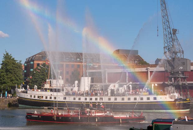 News Themen der Woche KW29 July 19, 2026, Bristol, Bristol, UK: Bristol, UK. A rainbow is seen as the Pyronaut Fire Boat gives a display for the boat parade at Bristol Harbour Festival in warm weather at the end of the latest summer heatwave in the UK. The event includes maritime displays and boats and ships with music, circus and other performances. Bristol UK  - ZUMAl94_ 20260719_zaf_l94_020 Copyright: xSimonxChapmanx