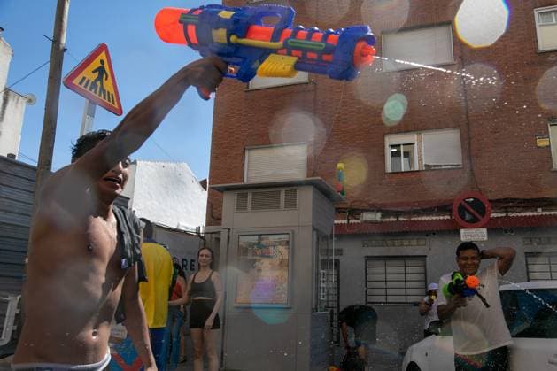 July 19, 2026, Madrid, Madrid, Spain: A man throws water with a water gun.during the Water Battle in the working-class neighborhood of Vallecas, Madrid. This celebration began in 1981 due to the high temperatures, when residents started throwing water at each other. It is also part of the festivities for the Virgen del Carmen, patron saint of sailors. Madrid Spain - ZUMAs197 20260719_aaa_s197_129 Copyright: xDavidxCanalesx