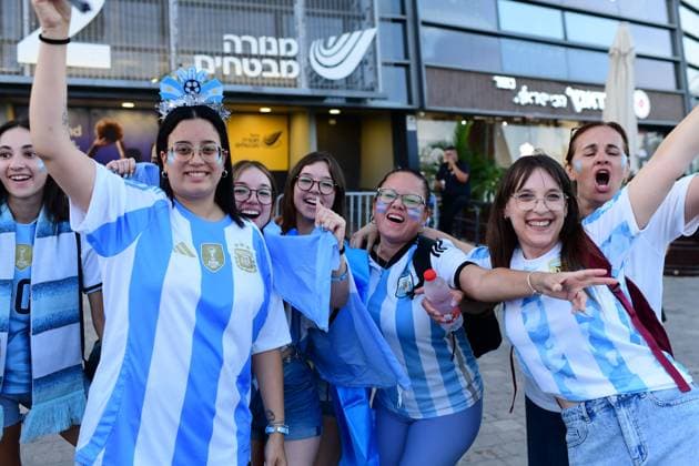 July 19, 2026, Tel-Aviv, Israel: TEL AVIV, ISRAEL Ã¢â‚¬ JULY 19, 2026: Thousands of football fans gather at Menora Mivtachim hall in Tel-Aviv to watch the final match of the World Cup between Argentina and Spain. JNA Press. Tel-Aviv Israel - ZUMAq101 20260719_zna_q101_244 Copyright: xTomerxNeubergx